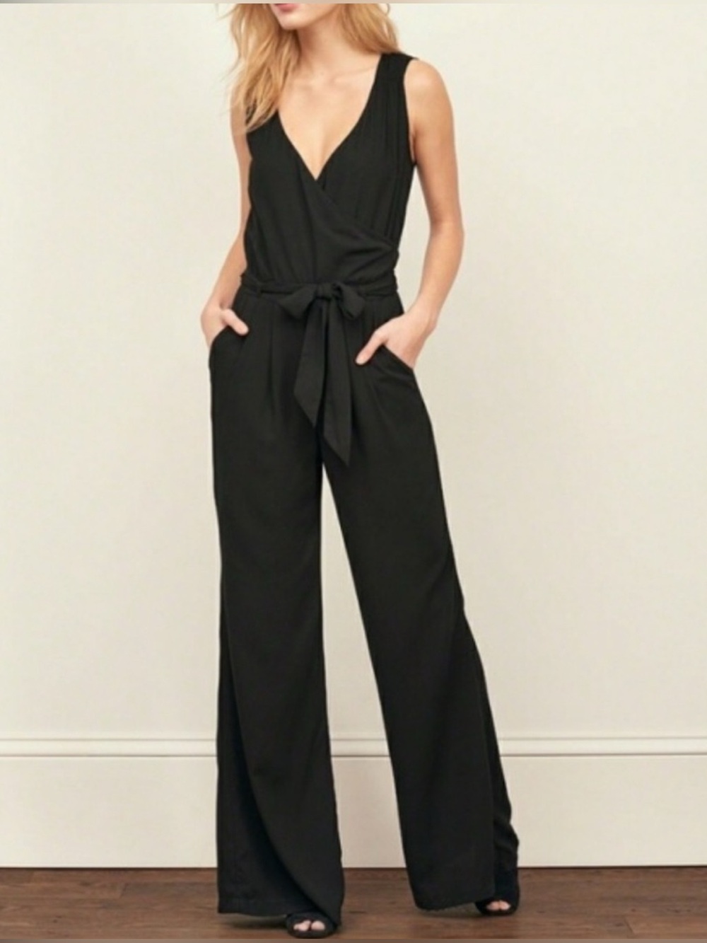 Abercrombie & Fitch V Neck Sleeveless Jumpsuit in Black - Size XXS (Tall)